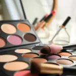 Androgyniczny typ urody: jak go podkreślić w codziennym makijażu?