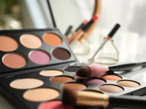 Androgyniczny typ urody: jak go podkreślić w codziennym makijażu?